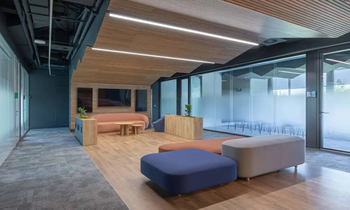 Equipamiento de soft seating en color azul, naranja y gris para oficina