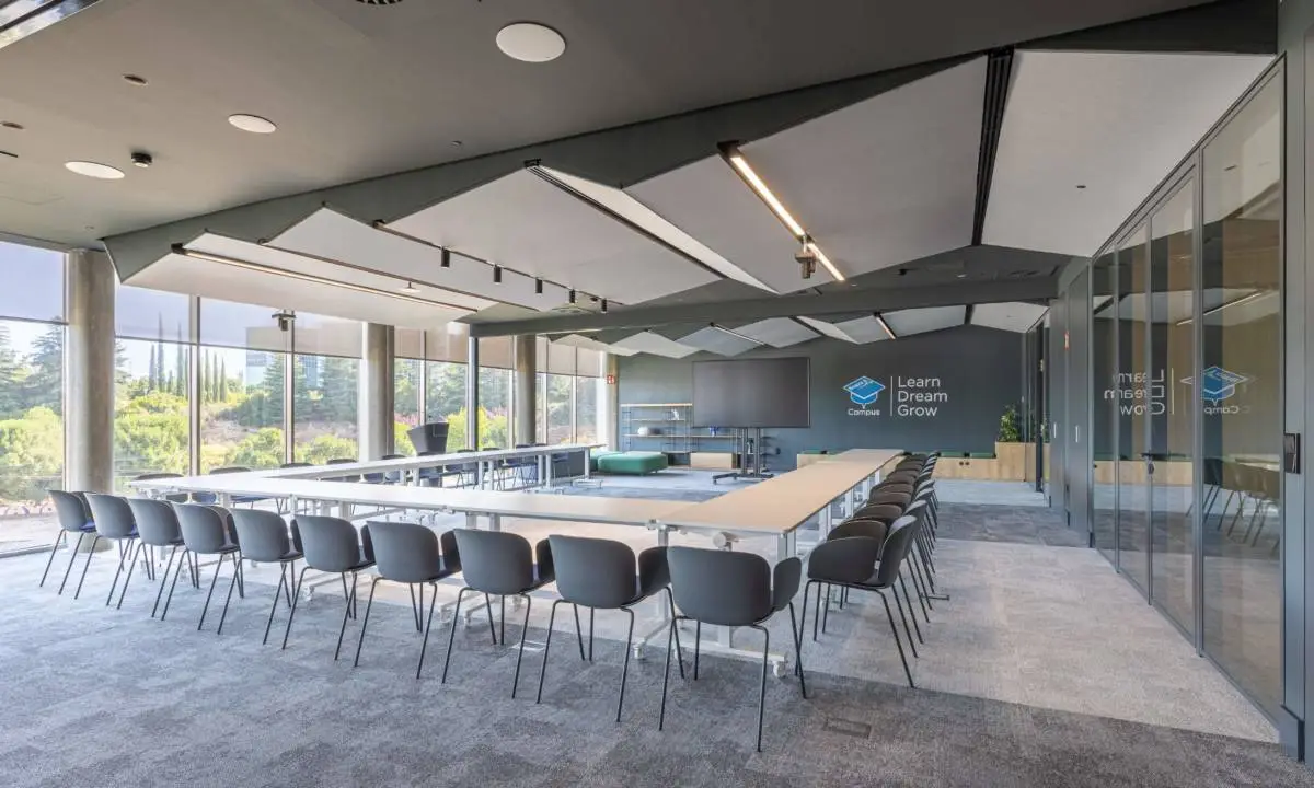 Sala de formación con sillas y mesas de estudio en Madrid