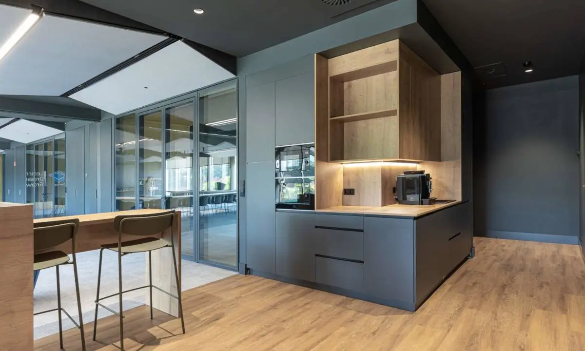 Mueble de office en madera y color negro con mobiliario de oficina