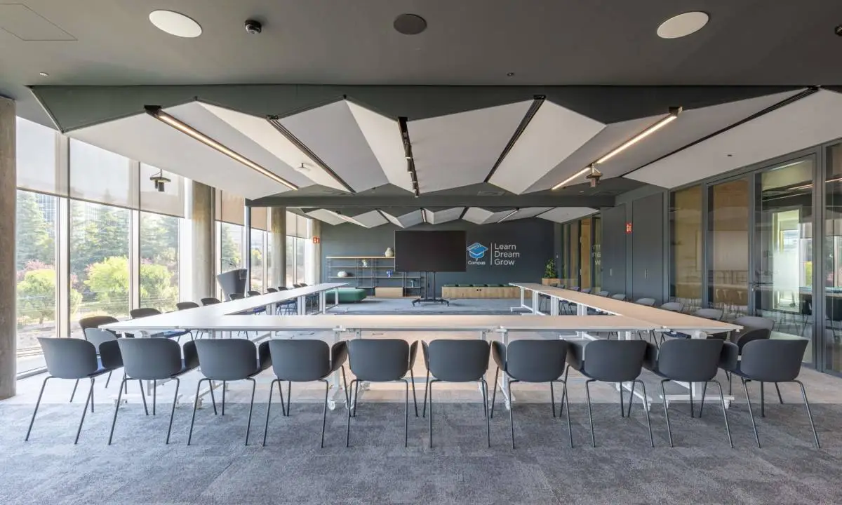 Sala de juntas y formación con sillas y mesas para impartir formaciones académicas en Madrid