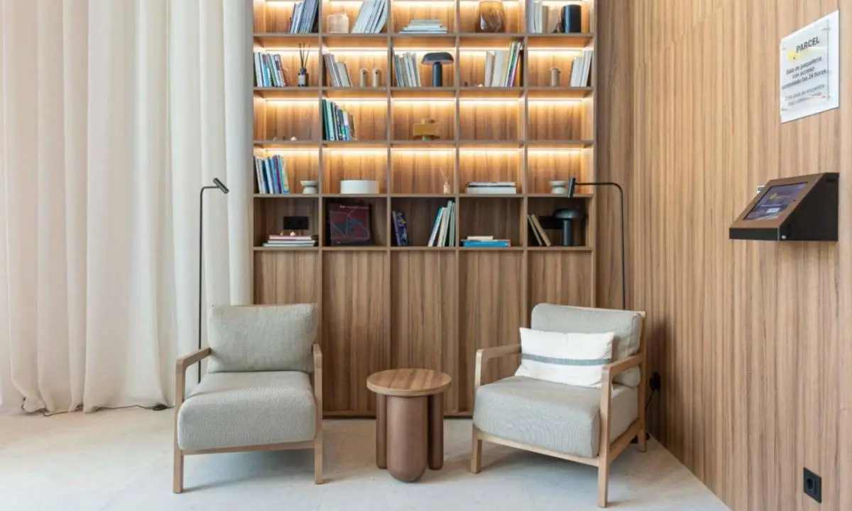 Panelado decorativo en la recepción de un coliving de Dazia Alcobendas