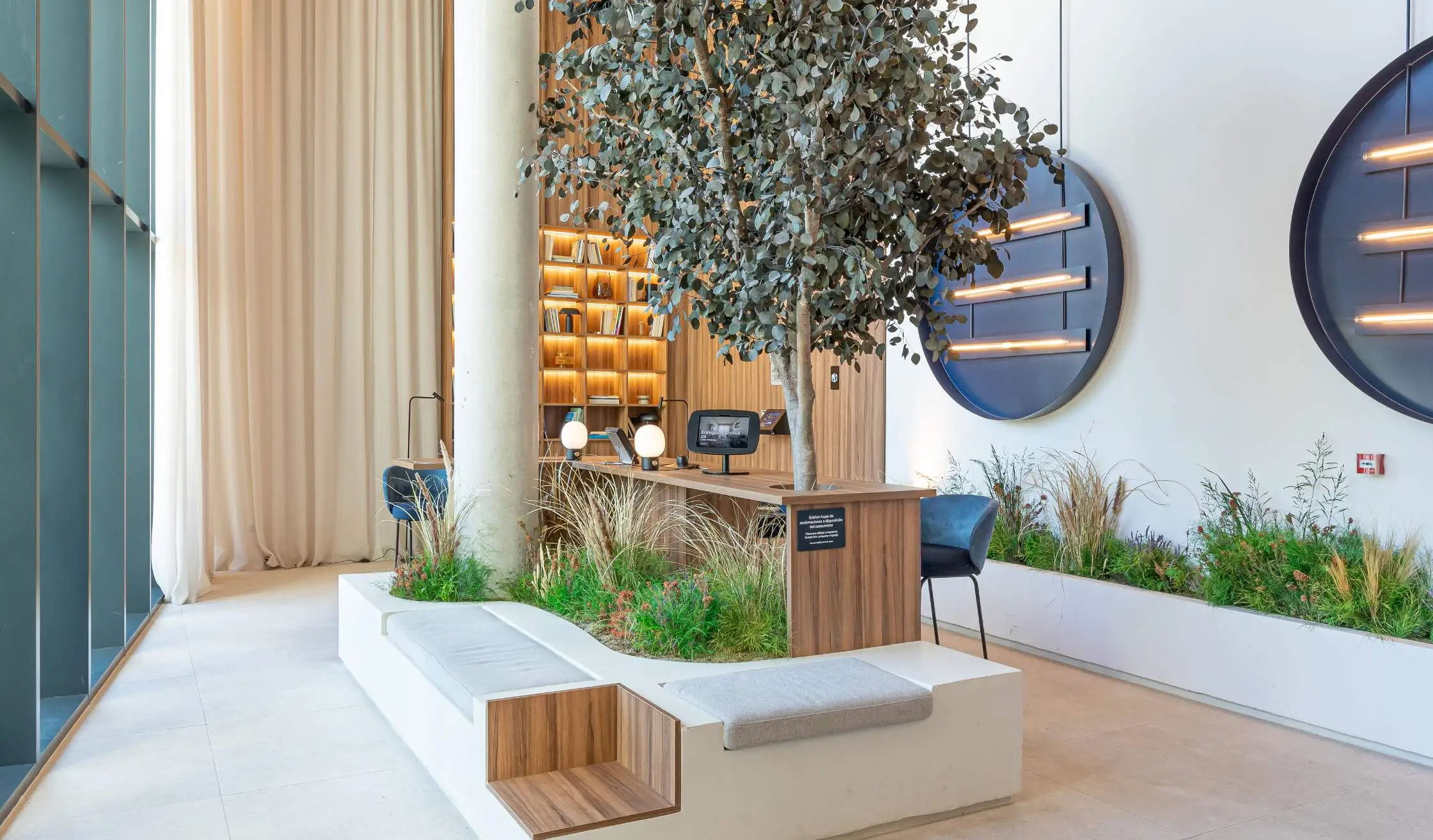 Zona de recepción con mostrador y banco a medida