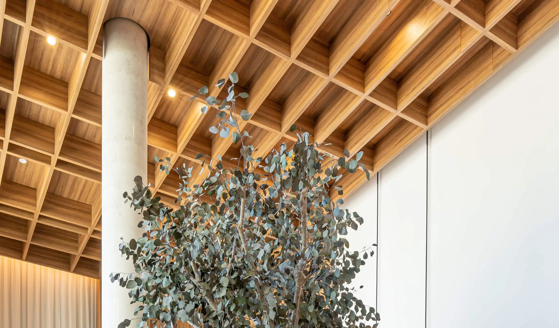 Techo de carpintería a medida con cuarterones decorativos