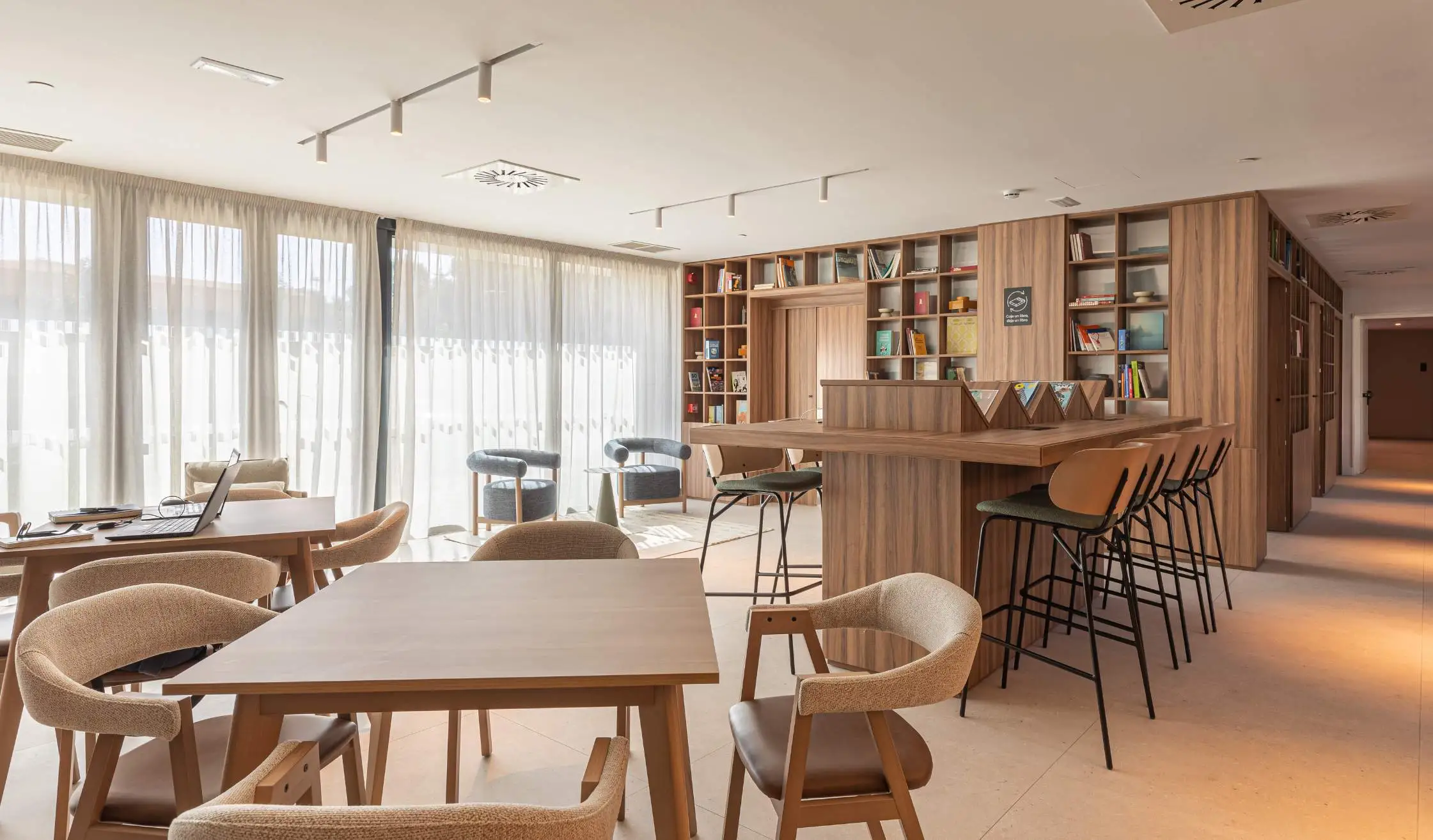 Zona de descanso común con piezas de carpintería especiales