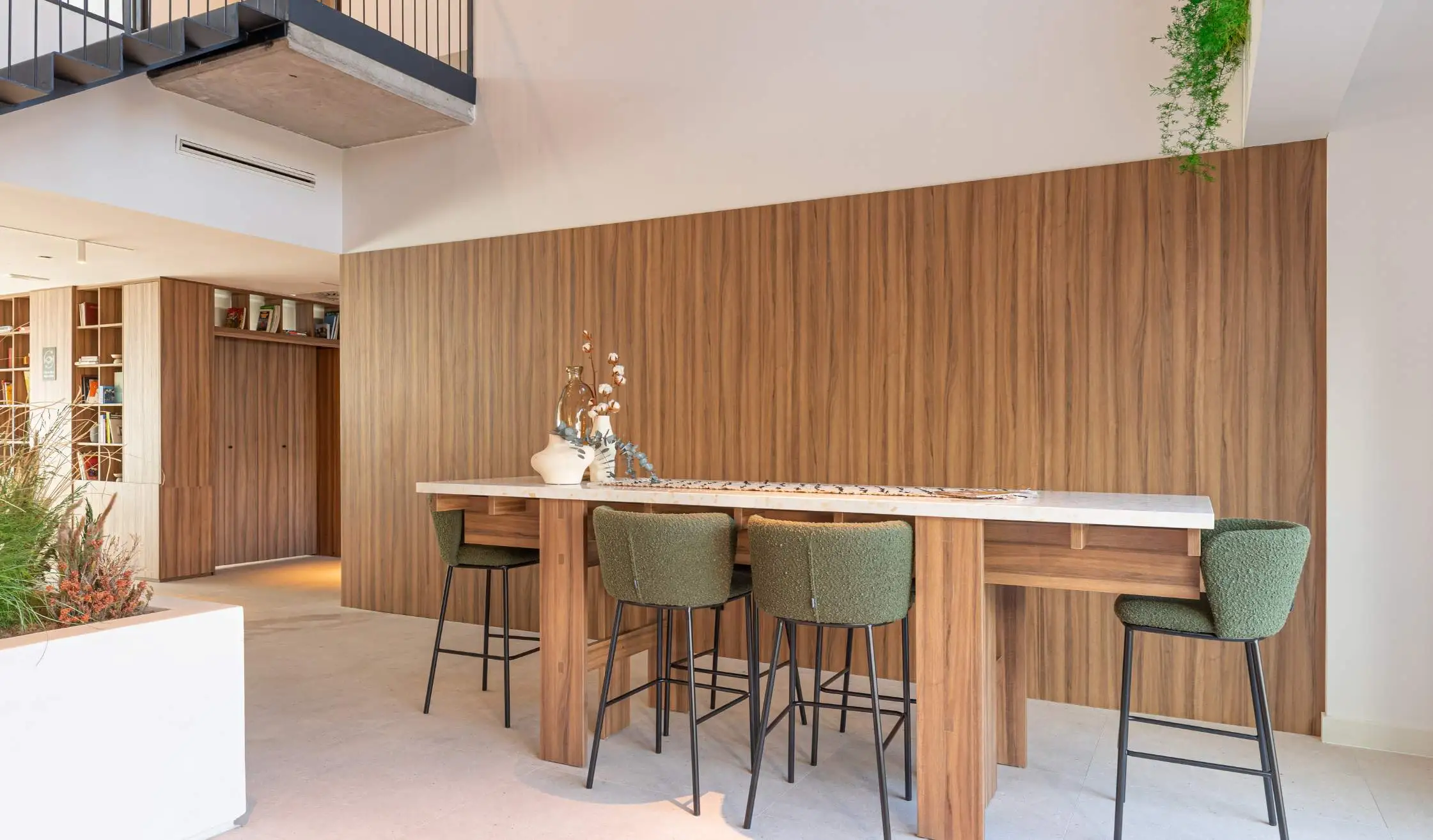 Mesa de gran formato en espacio común de Flex Living