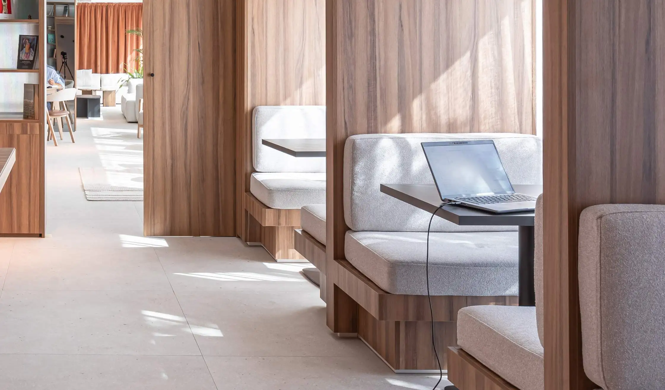 Bancada a medida de zona de trabajo colaborativo