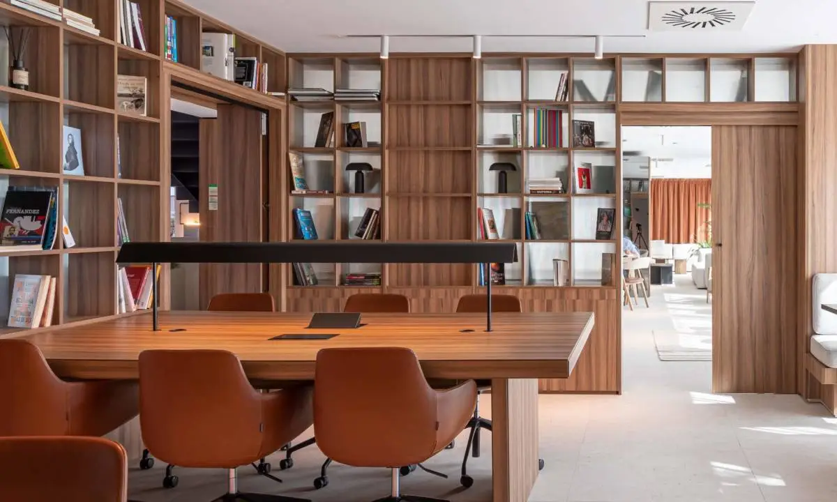 Biblioteca de carpintería a medida con puestos de trabajo compartidos