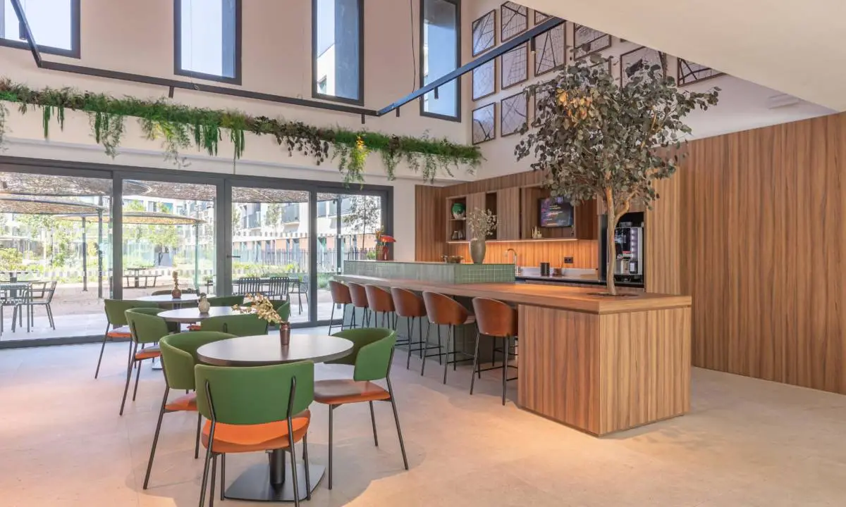 Cocina de carpintería a medida en zonas comunes de edificio compartido