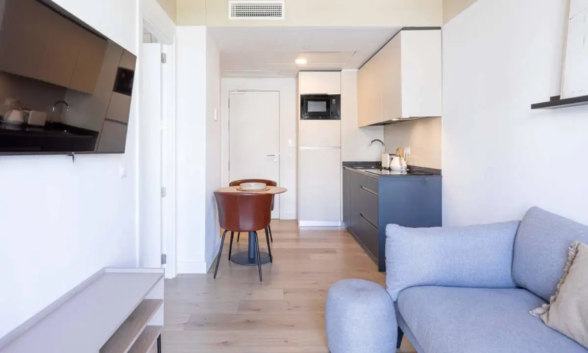 Estudio en espacio Flex Living con cocina a medida y equipamiento