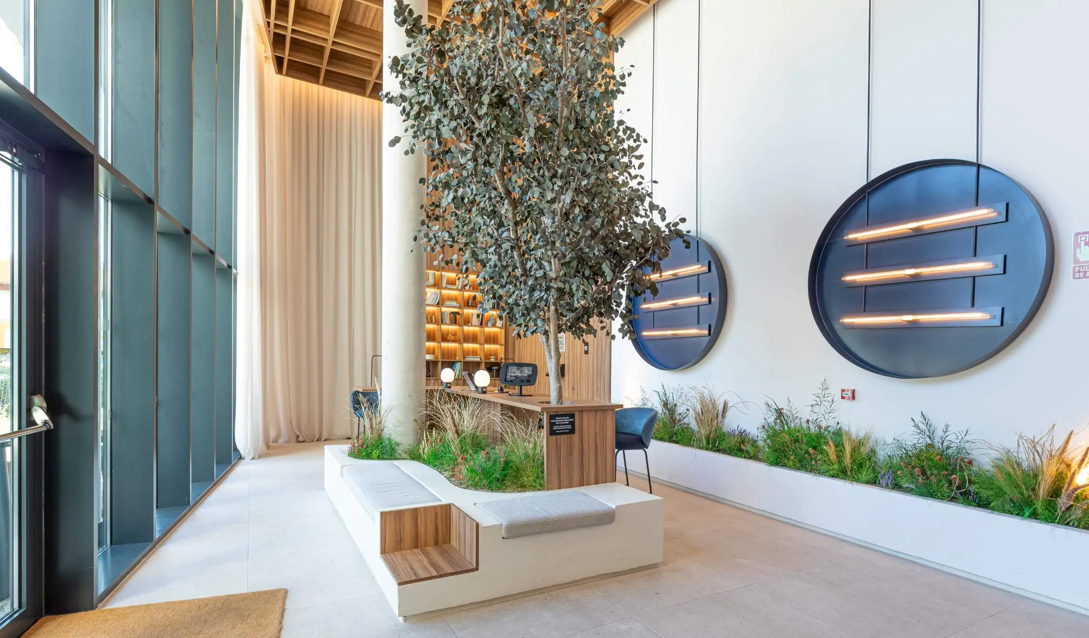 Zona de hall de entrada con mostrador a medida