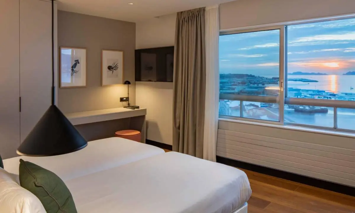 Cama de habitación de hotel con diseño e interiorismo para hospitality