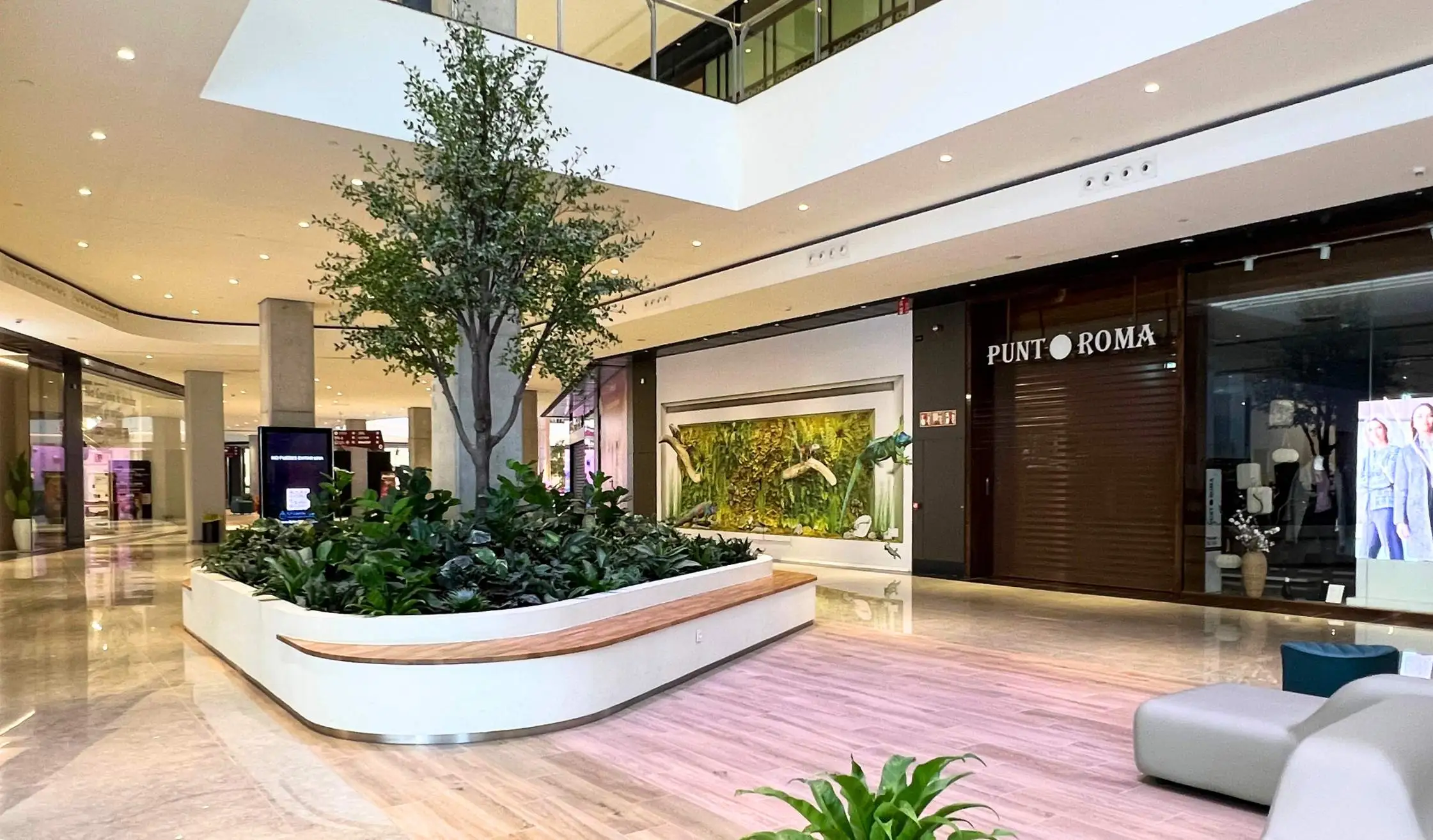 Mobiliario de madera en tonos roble y blanco para centro comercial