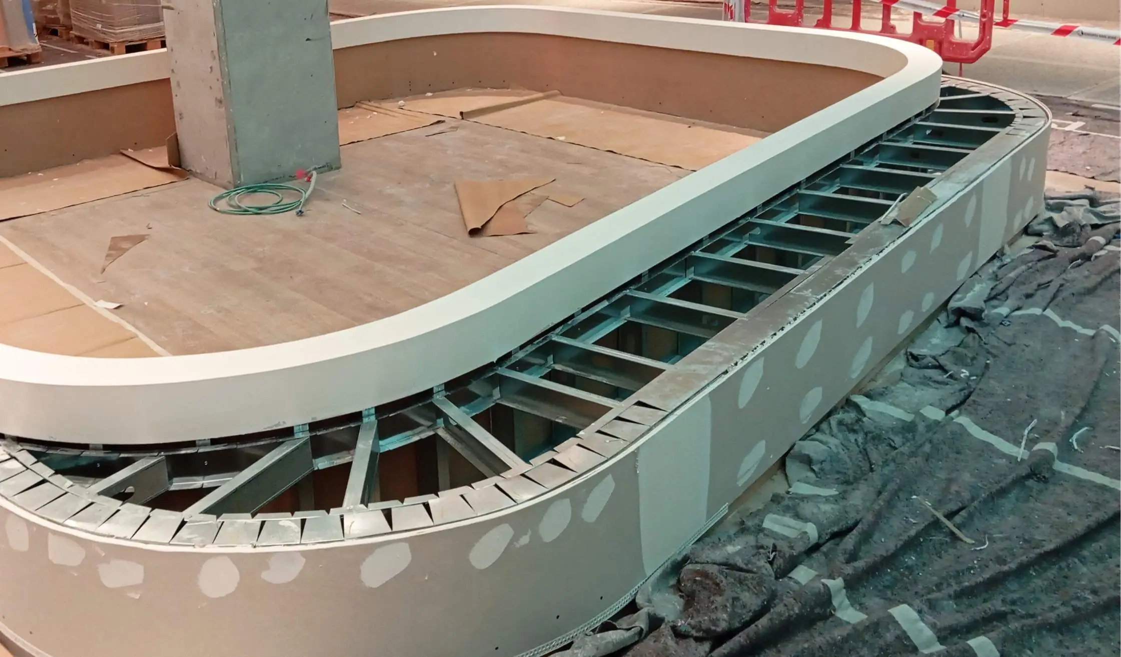 Colocación de jardineras personalizadas para zonas comunes de espacio comercial