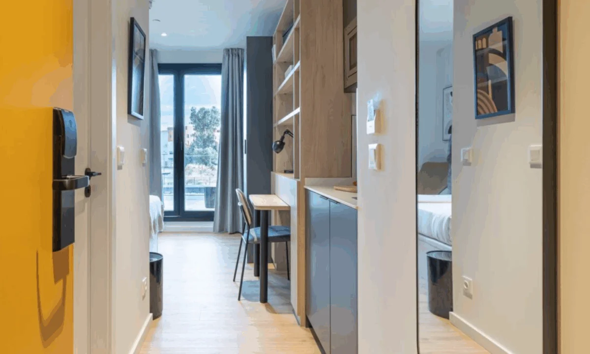 Carpintería a medida en habitación simple de nuevo flex livng de Node en Madrid