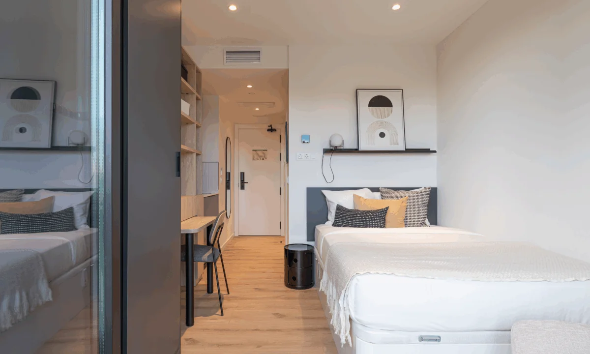 Carpintería y equipamiento en habitación simple de nuevo flex livng de Node en Madrid