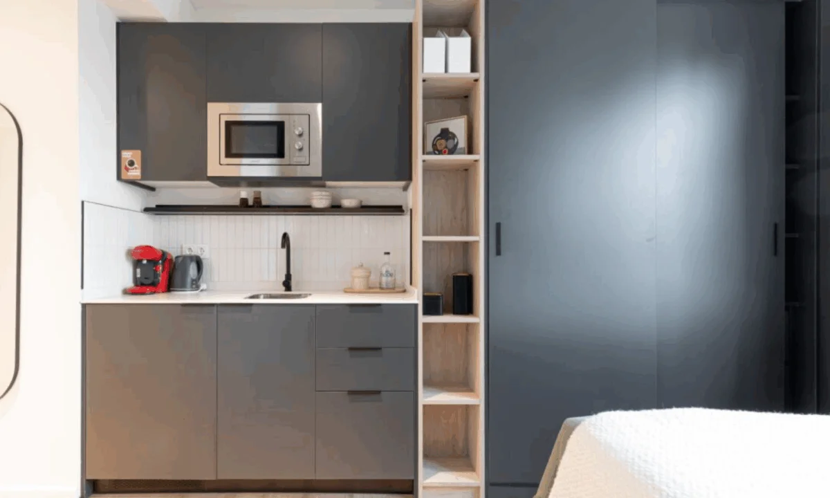 Carpinteria y equipamiento de cocina en habitación simple en nuevo flex livng de Node en Madrid