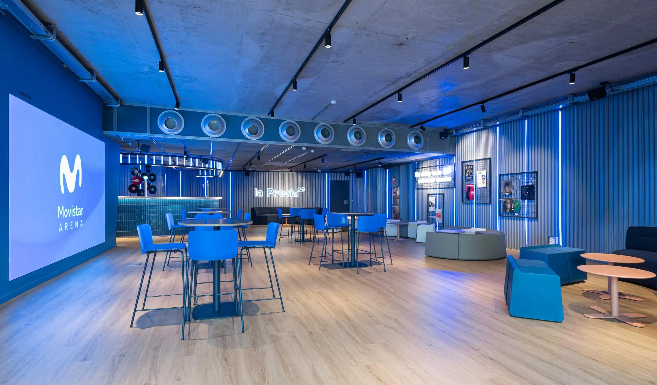 Zona de recinto de conciertos en Madrid con mobiliario estándar