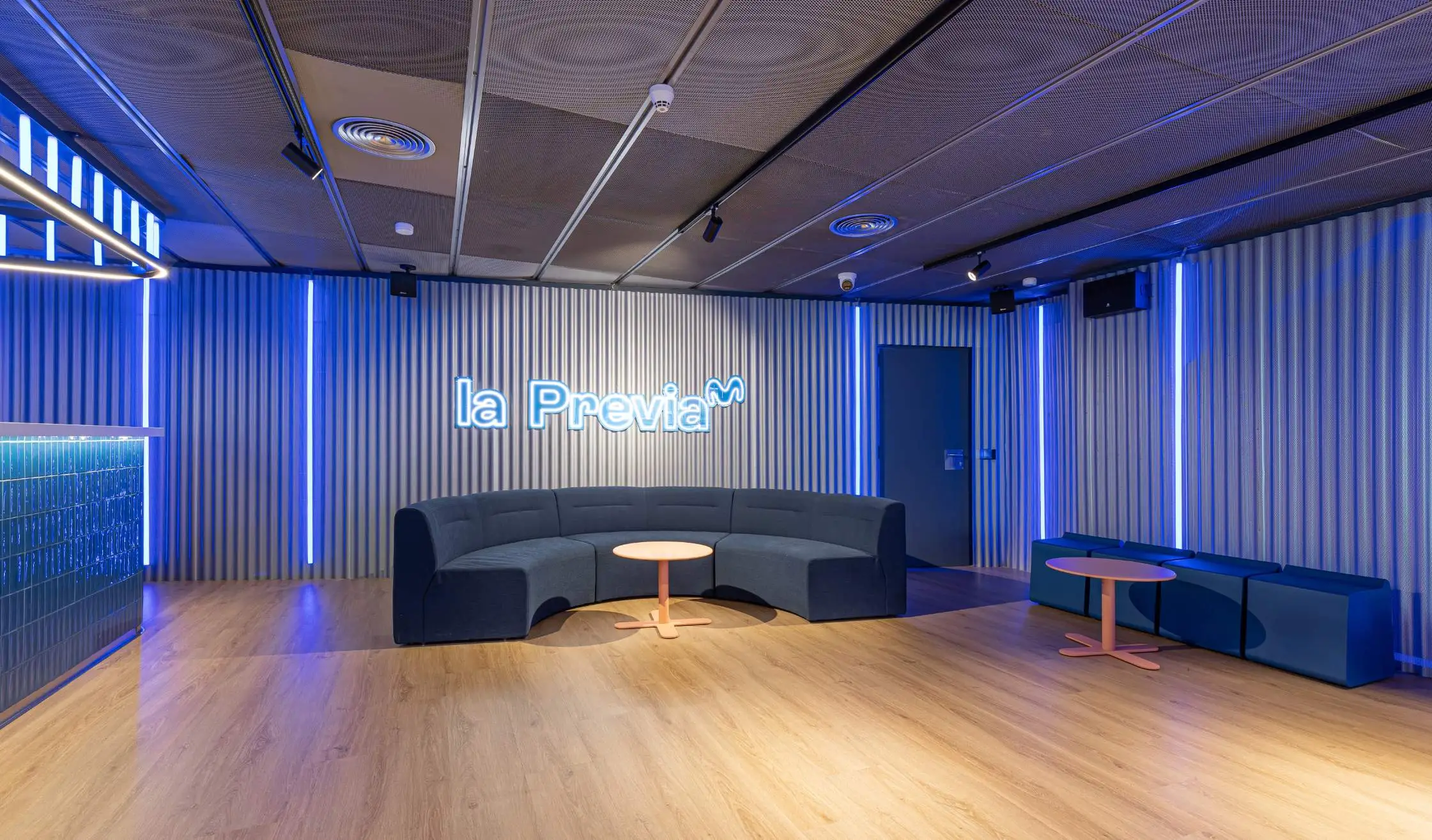 Espacio de soft seating con rotulación a medida de recinto de conciertos en Madrid