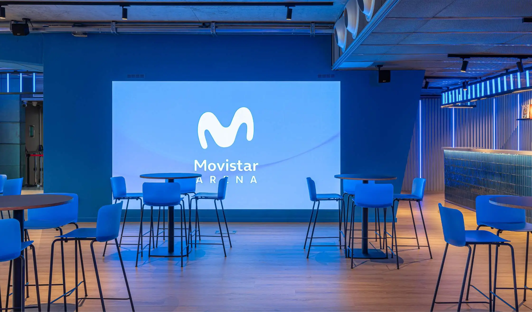Pantalla de gran formato con mobiliario de recinto de conciertos en Madrid