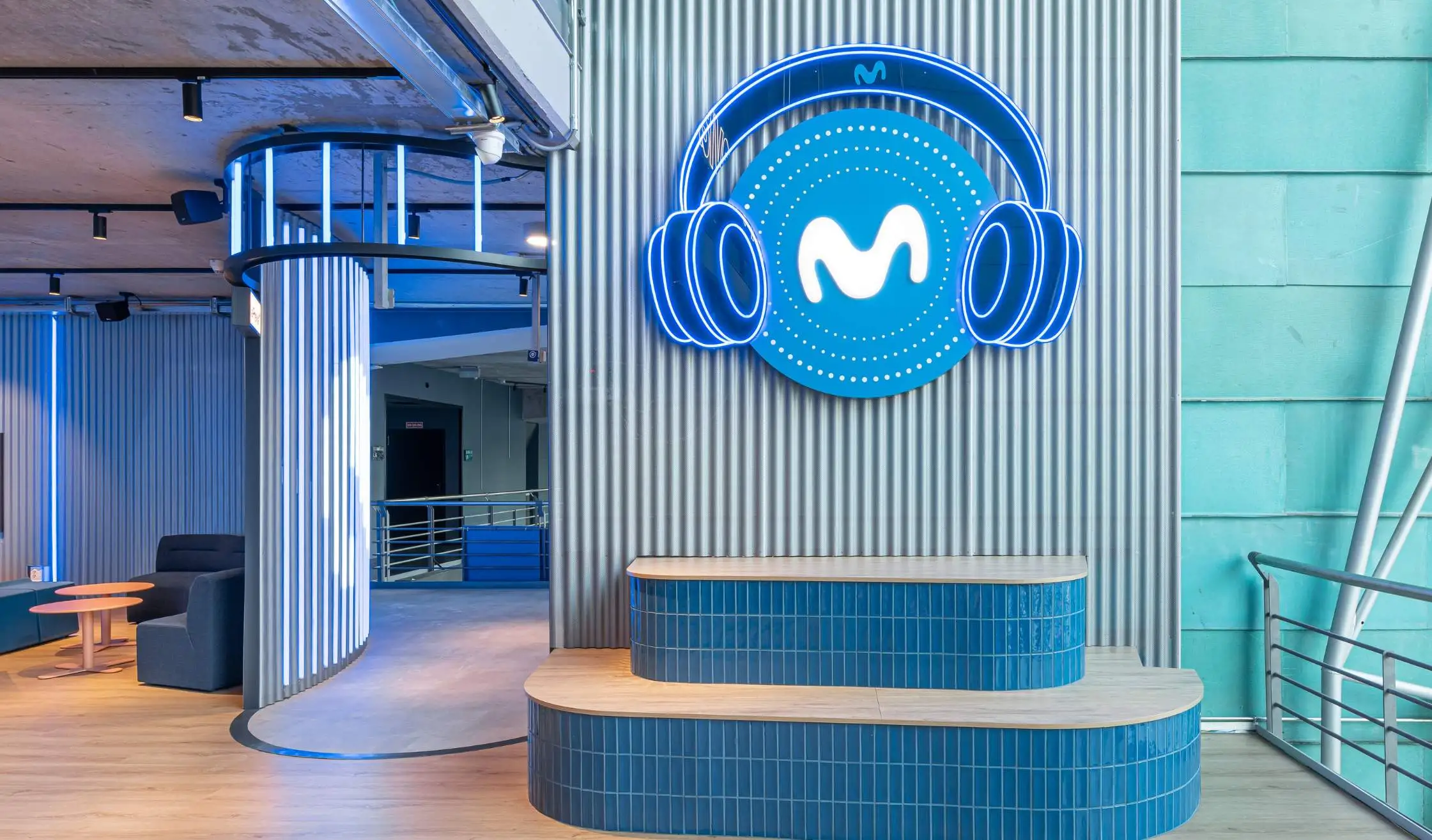 Zona de ágora a medida con alicatado azul y logo corporativo