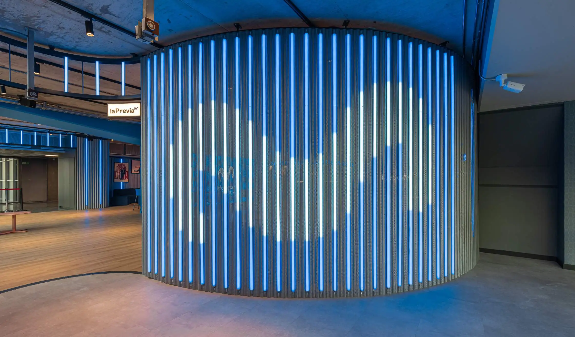 Columna de obra con iluminación retroiluminada con logo