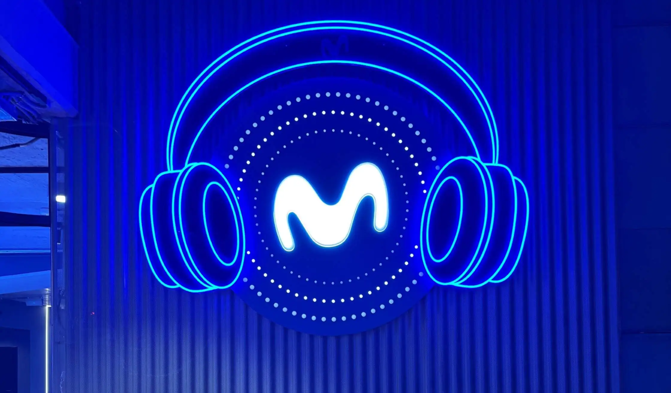 Logo corporativo de Movistar en recinto de conciertos en Madrid