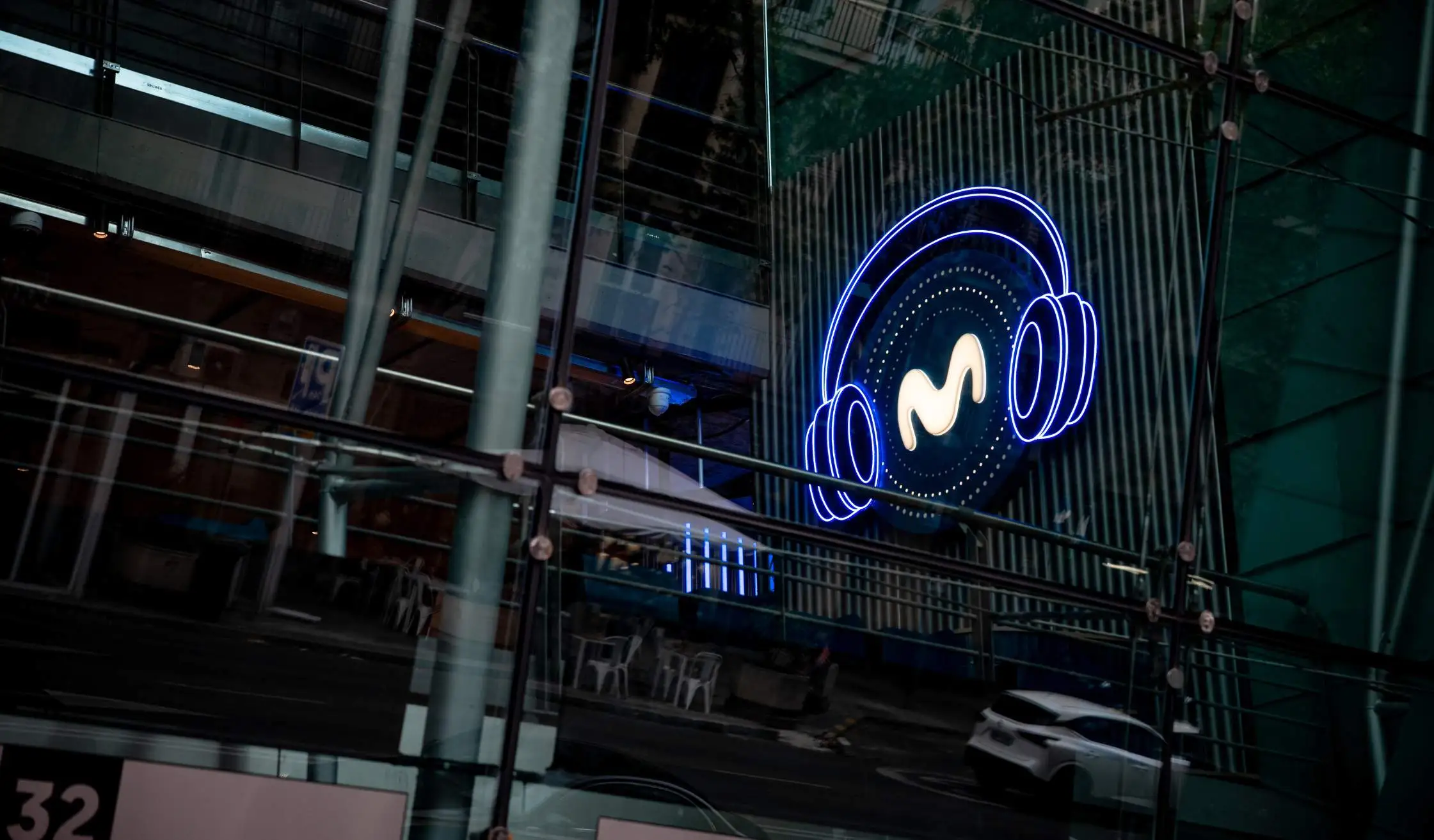 Logo iluminado en ventanal de recinto de conciertos en Madrid