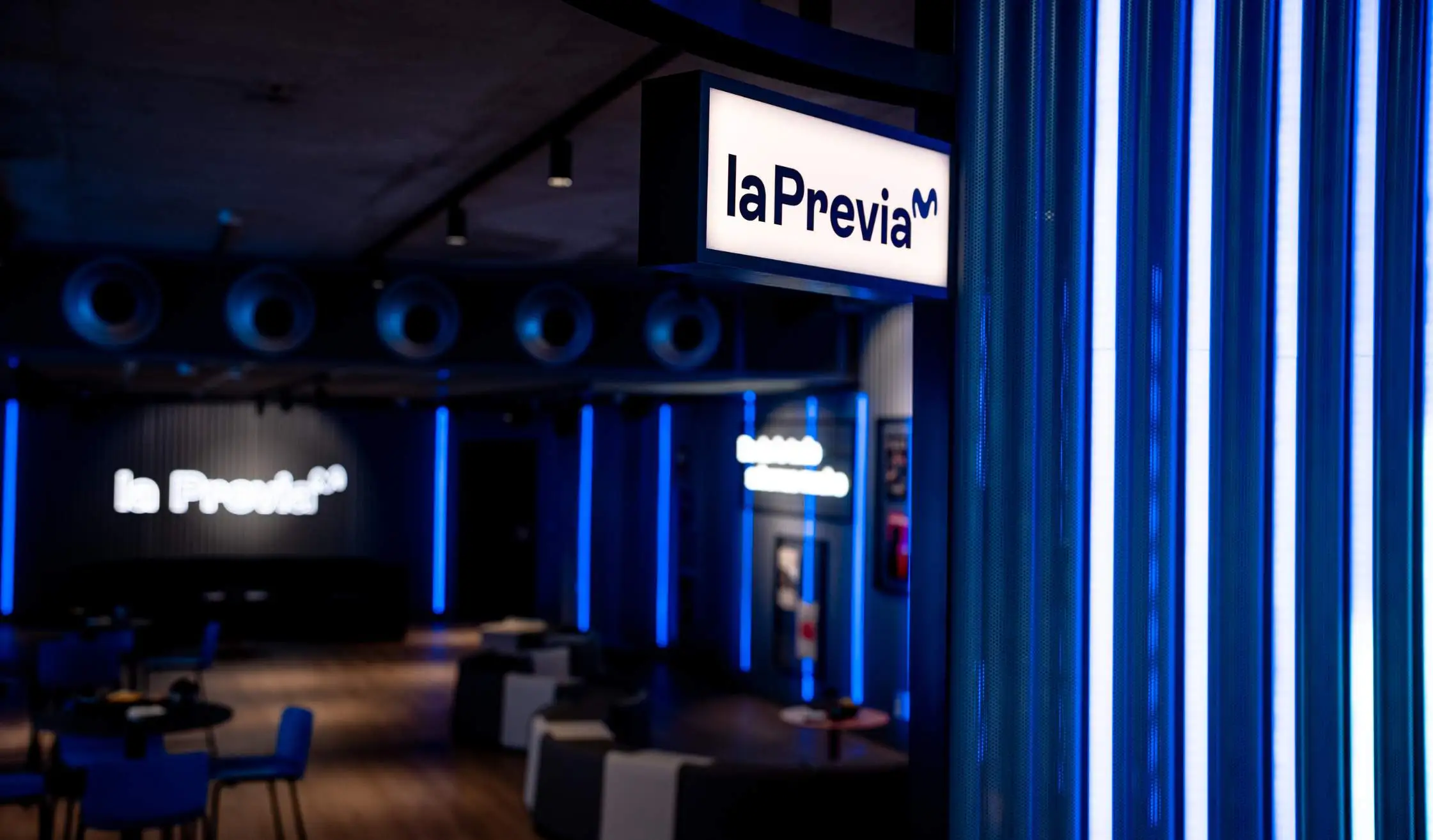 Iluminación indirecta con cartelería de recinto de conciertos en Madrid