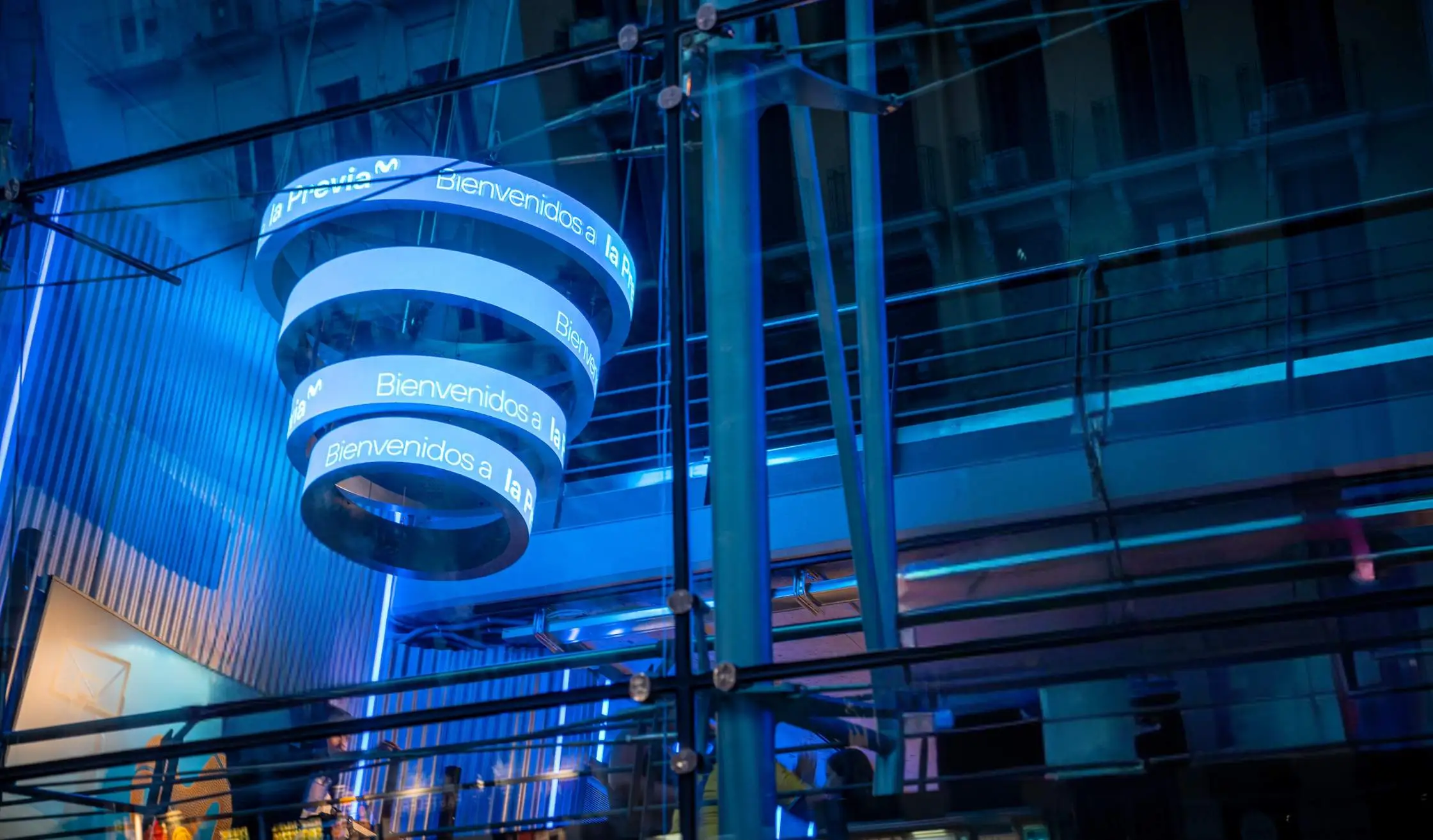 Iluminación indirecta de pieza especial con cartelería de recinto de conciertos en Madrid