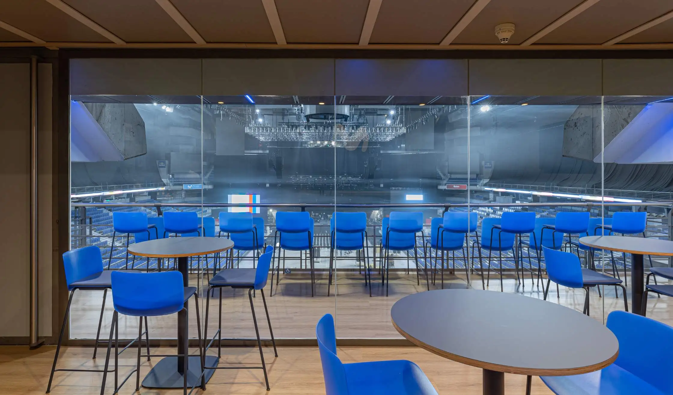 Gradas con vistas a la pista de recinto de conciertos en Madrid