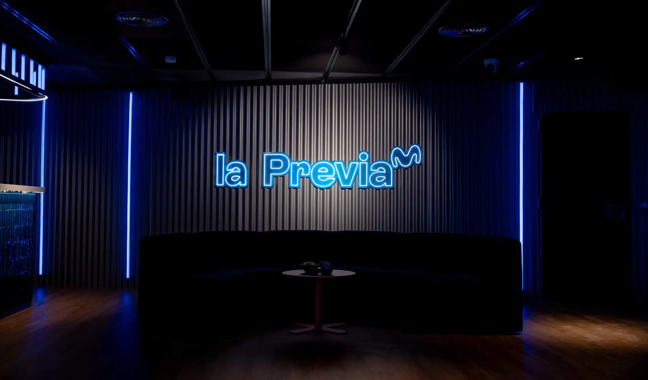 Rótulo retroiluminado de neón en Movistar Arena