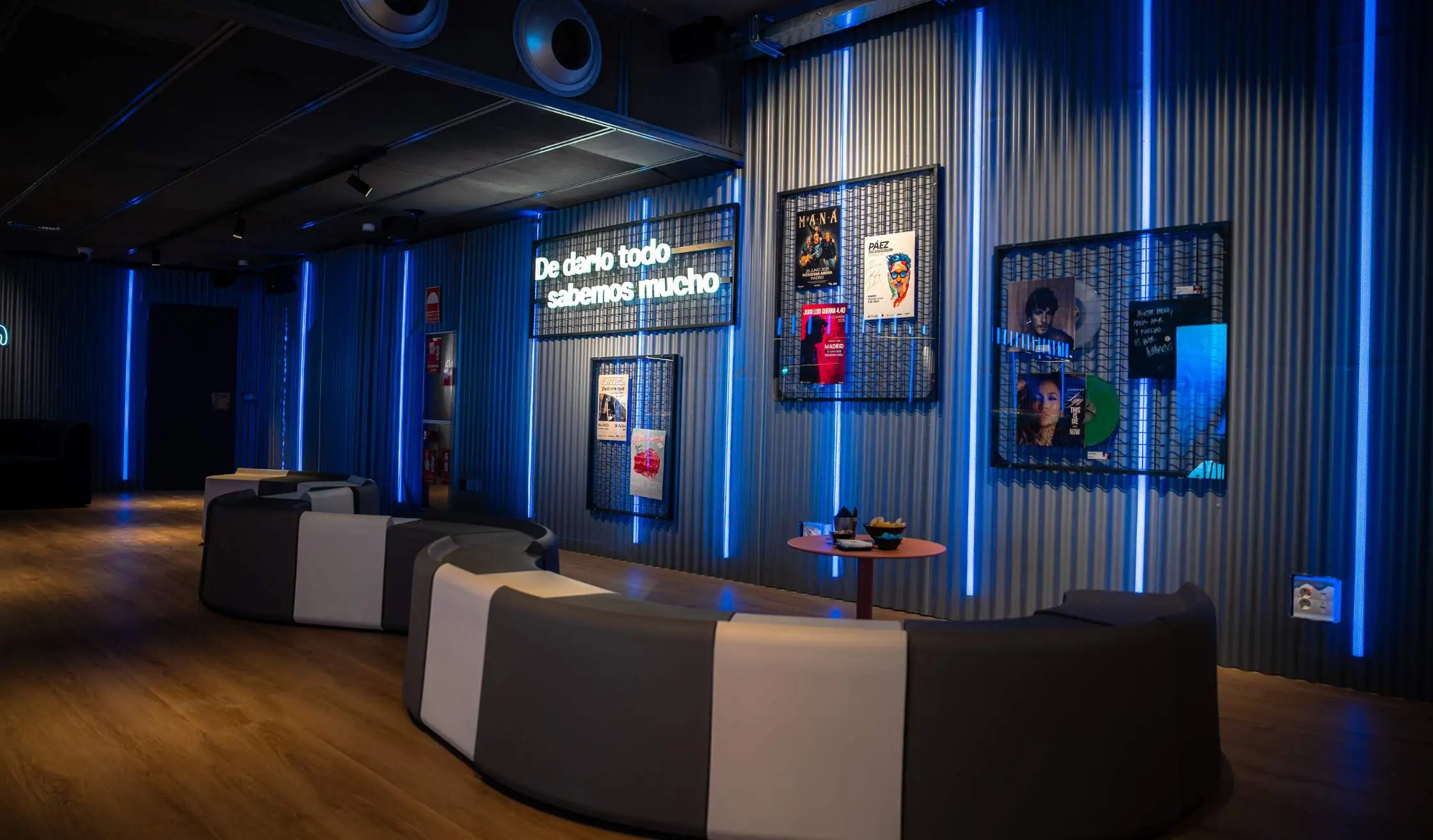 Trabajos de obra con panelado retroiluminado