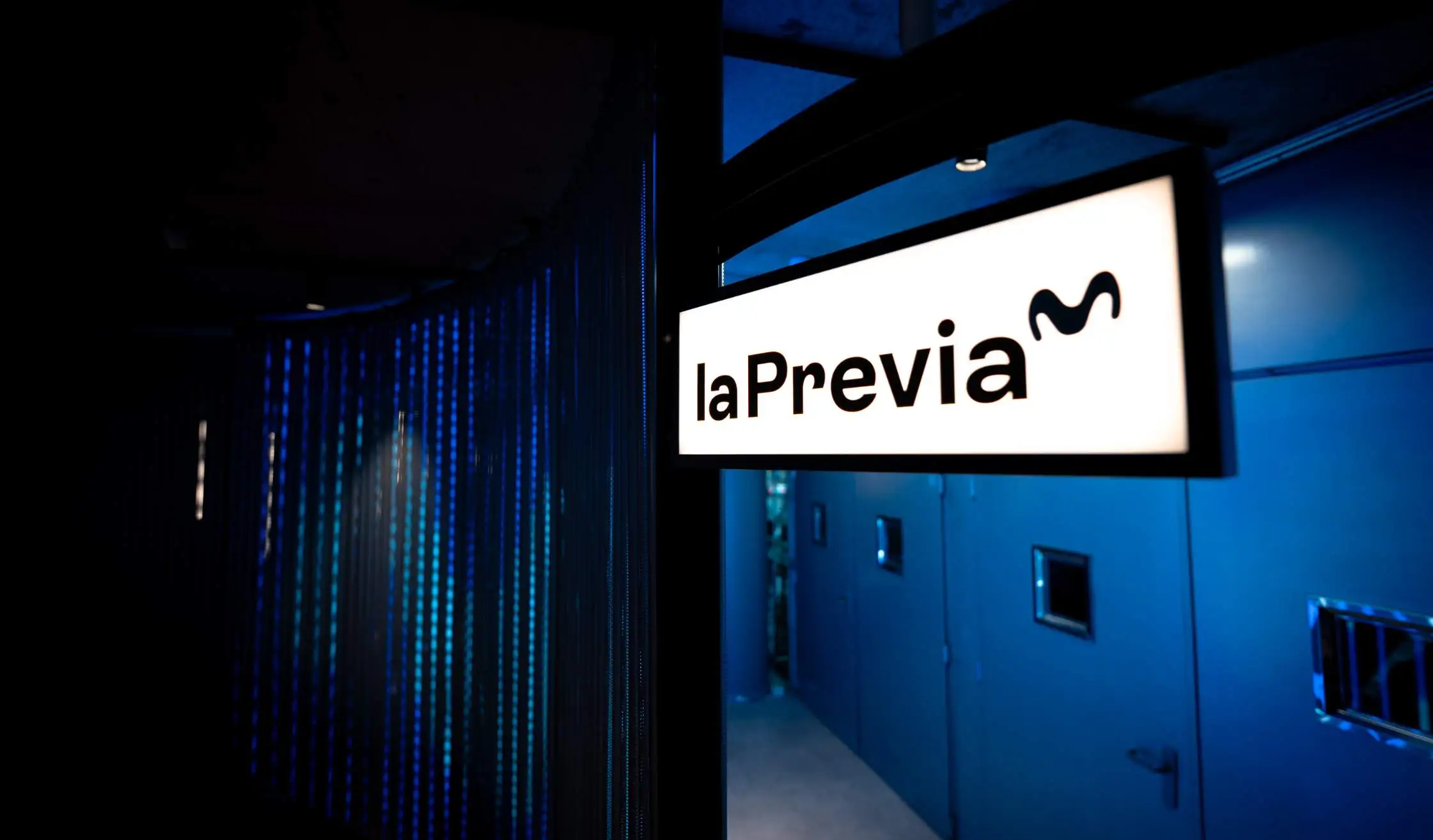 Cartel iluminado de recinto de conciertos en Madrid