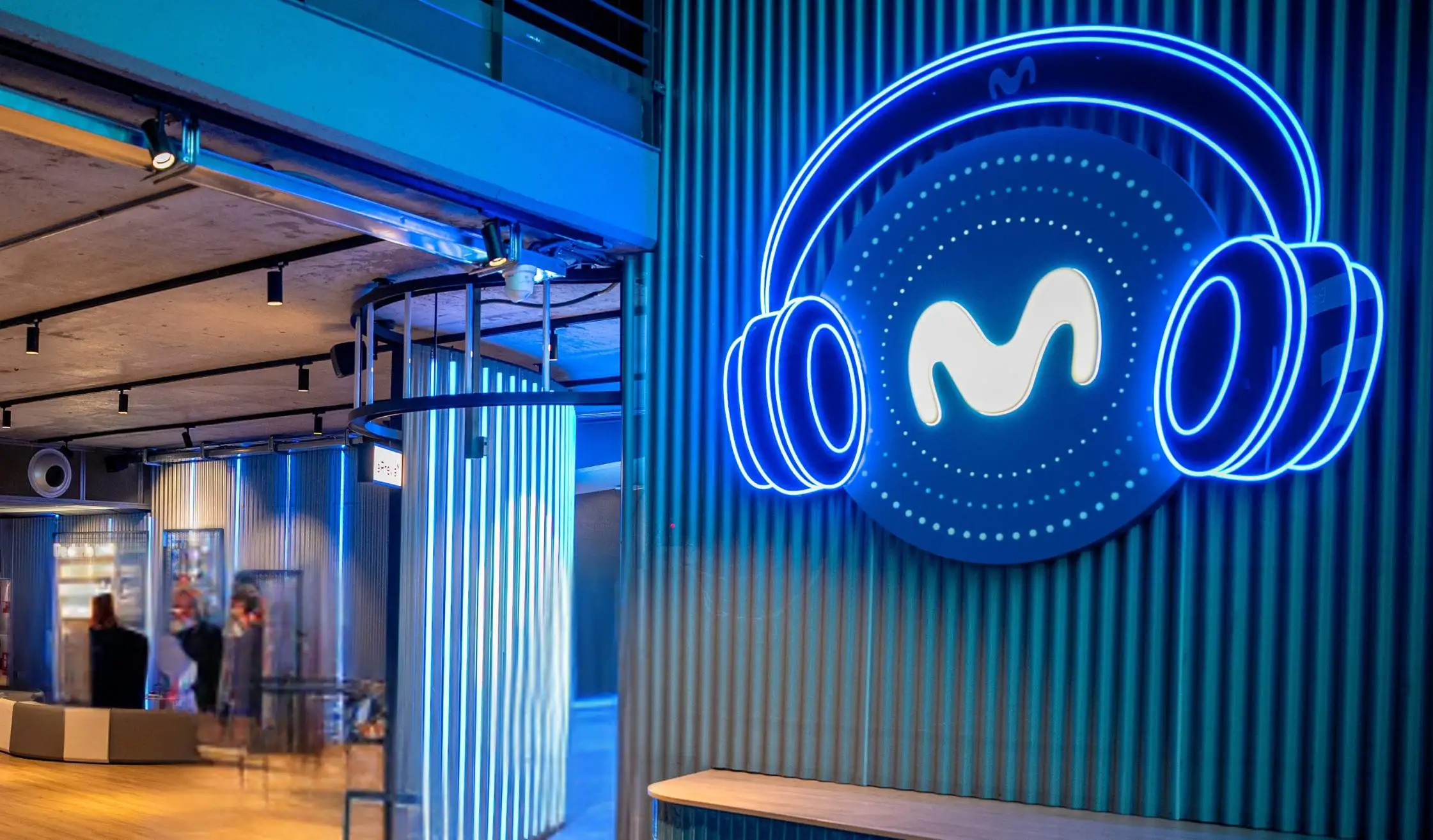 Logo corporativo en pared de Movistar Arena