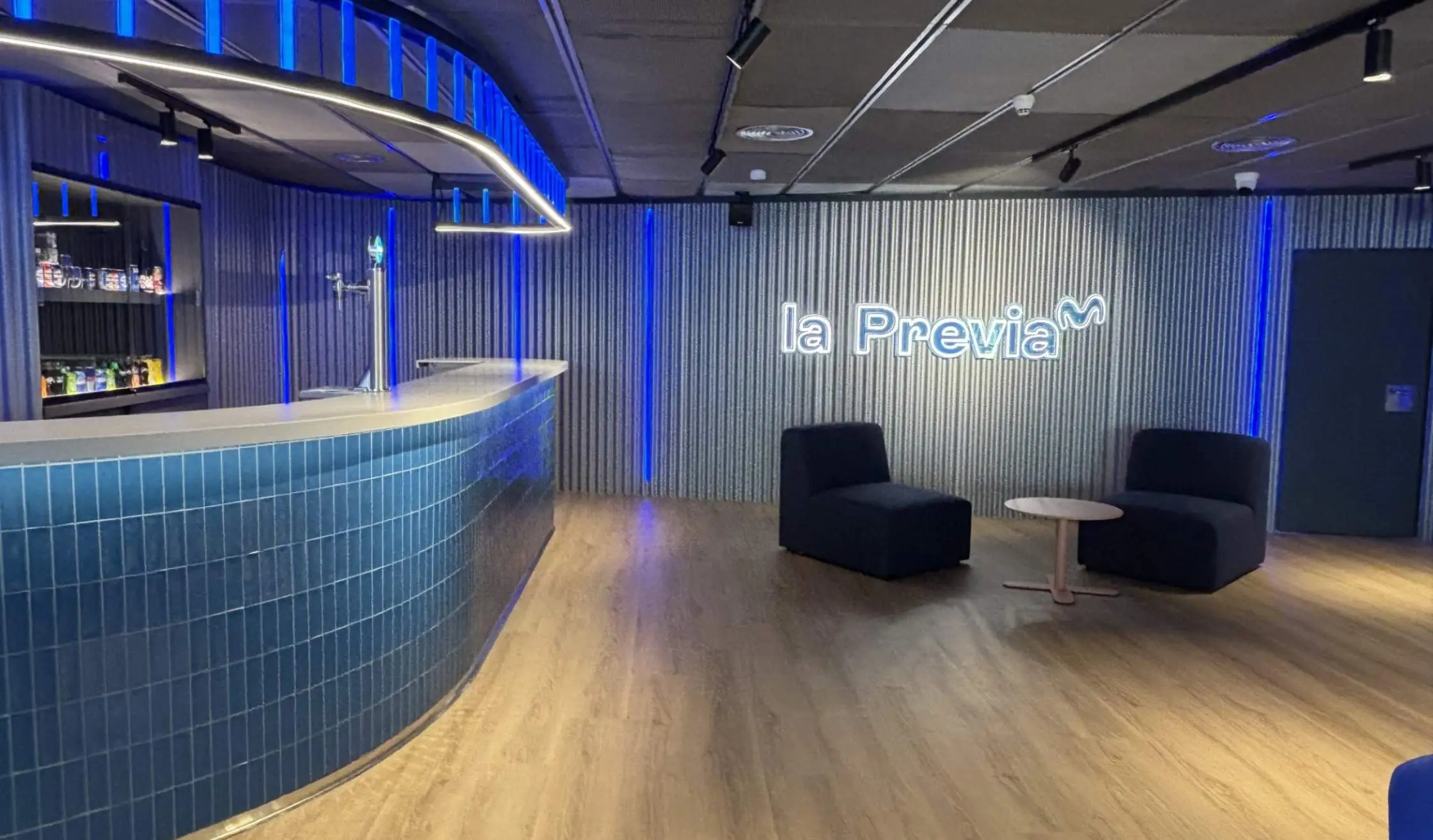 Butacas en zona de hostelería con barra a medida