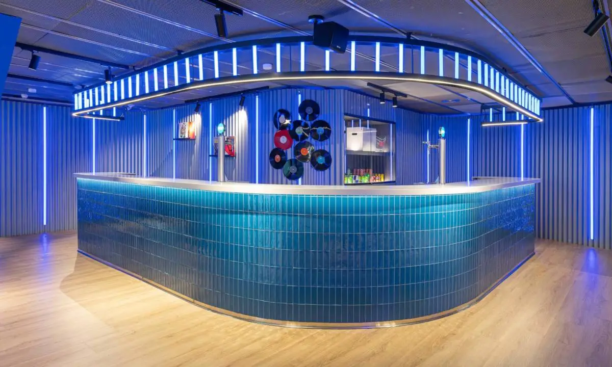 Barra de mostrador de obra a medida con alicatado de color azul y retroiluminado