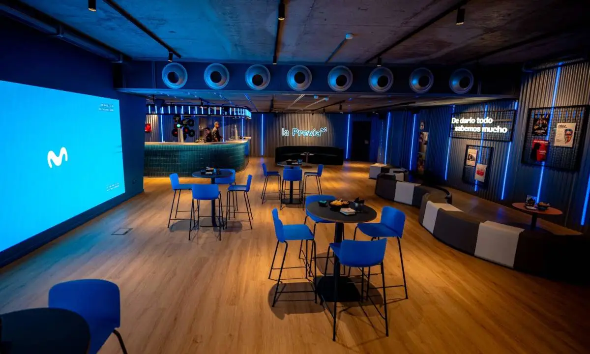 Zona de cafetería con mobiliario estándar y trabajos de obra