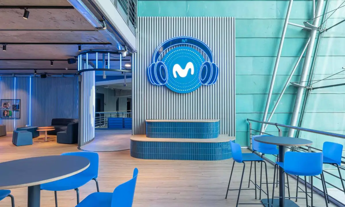 Zona de recinto de conciertos en Madrid con mobiliario estándar y elementos de obra