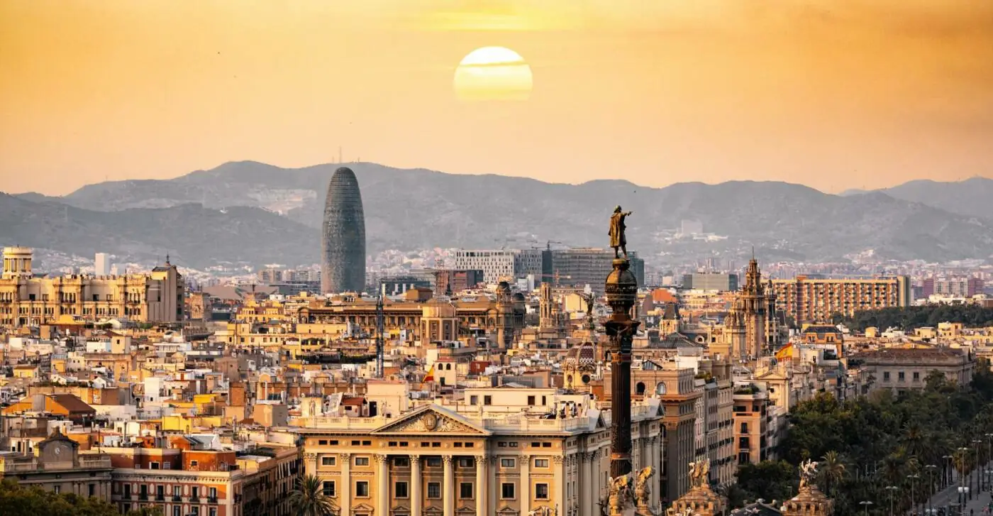 Skyline de Barcelona con montañas de fondo